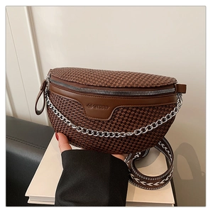 Détail du sac de poitrine tissé marron avec chaîne argentée et large bandoulière
