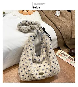 Beigefarbene Plüsch-Schultertasche mit blauen Punkten und flauschigem Gurt in Nahaufnahme