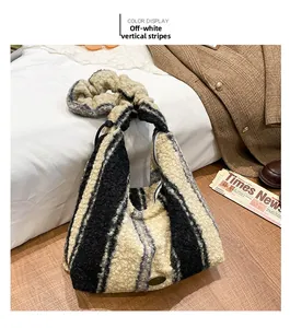 Detail einer gestreiften Plüschtasche mit Raffgriff auf warmem Holzboden