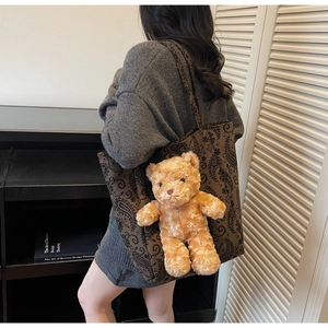 Dettaglio borsa tote vintage paisley con ciondolo a forma di orsetto di peluche