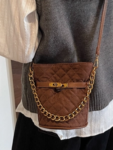 Sac seau matelassé en daim marron avec chaîne dorée et fermoir rotatif en métal