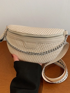 Sac de poitrine tissé beige avec chaîne et bandoulière à motifs pour femme au design moderne
