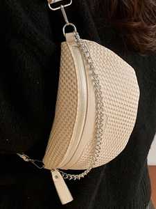 Sac de poitrine tissé beige avec chaîne argentée pour femme, sac à bandoulière décontracté