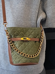 Sac seau matelassé vert avec chaîne dorée et cuir, sac bandoulière tendance pour femme