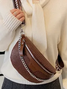 Sac de poitrine croissant tissé marron avec sangle jacquard et chaîne argentée