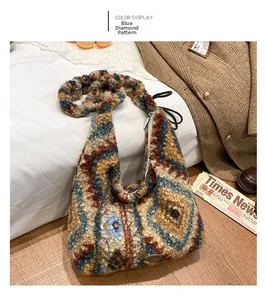 Detail der Plüsch-Wintertasche mit geometrischem Rautenmuster und weichem Kunstfell