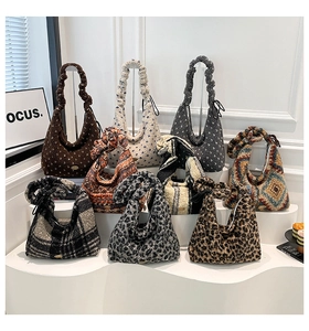 Details verschiedener Plüsch-Schultertaschen mit Leoparden- und Karomustern für den Winter