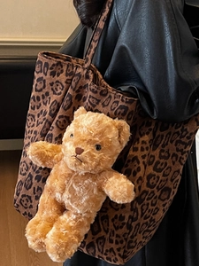 Grande borsa tote leopardata con ciondolo a forma di orsetto e tracolla per donna moda