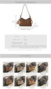 Détail de la texture en cuir PU grainé et des breloques en peluche amovibles sur le sac