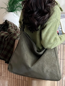 Minimalist vintage pleated tote bag in olive green matte texture for women’s daily use