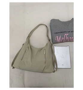 Détail d'un grand sac cabas en nylon léger avec double fermeture éclair et bandoulière