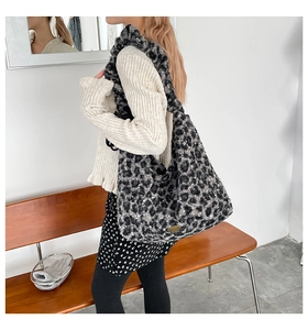 Modische Plüsch-Schultertasche mit Leopardenmuster am Modell für den Herbst Winter