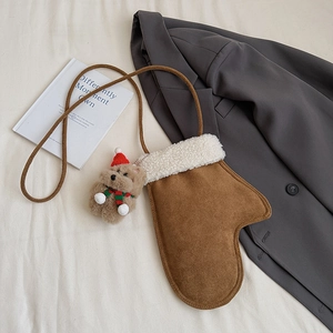 Détail du sac à main créatif en daim en forme de gant avec peluche et bordure en polaire