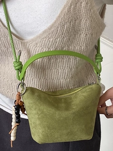 Bolso tipo cubo de ante verde con cuentas decorativas y correa ajustable de moda
