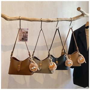 Détail de quatre sacs sous les bras à texture litchi en marron, vert, noir et kaki