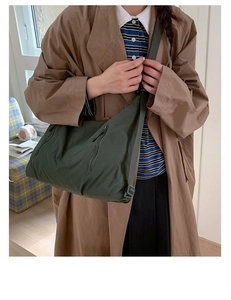 Détail du sac cabas en nylon vert foncé montrant la grande capacité et la bandoulière