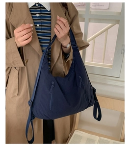 Détail du grand sac cabas en nylon bleu marine avec poches latérales zippées doubles