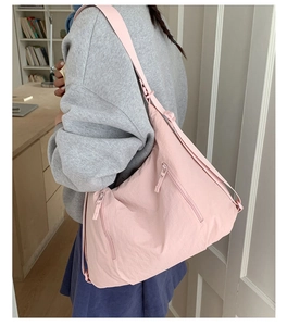 Grand sac fourre-tout en nylon rose avec poches zippées et bandoulière large