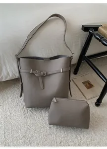 Taupefarbenes Bucket Bag Set aus genarbtem Leder mit passender Innentasche