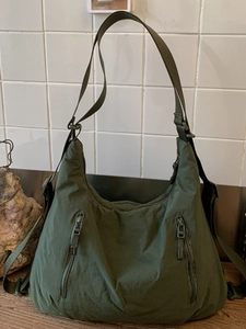Sac hobo en nylon vert militaire avec sangle large réglable et deux poches zippées