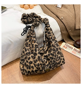 Detailansicht der flauschigen Tasche mit Leopardenmuster, Knotengriff und Metalldetail