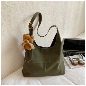 Bolso hobo verde oscuro con costuras blancas en contraste y colgante de osito de peluche