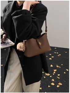 Sac sous le bras en cuir marron avec fermoir tournant doré et breloque en fourrure