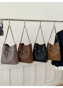 Detailansicht stilvoller Beuteltaschen mit Kieselleder-Textur und dekorativen Schnallen