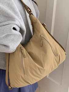 Grand sac fourre-tout kaki en nylon avec bandoulière réglable et multiples poches zippées