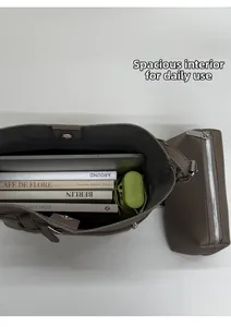 Makroaufnahme der geräumigen Beuteltasche mit Laptop und praktischem Magnetverschluss