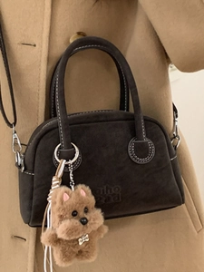 Borsa bowling marrone scuro opaco con cuciture bianche a contrasto e ciondolo cane in peluche