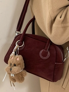 Borsa bowling bordeaux vintage con cuciture a contrasto e ciondolo a cucciolo di peluche
