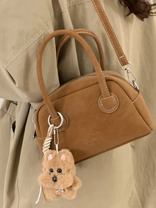 Borsa bowling retrò in pelle marrone con cuciture bianche e ciondolo a forma di cane