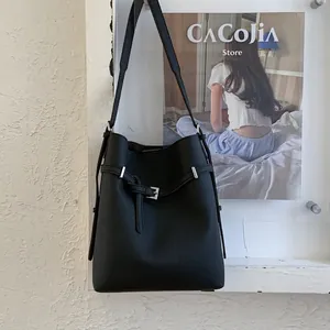 Detailansicht der schwarzen Eimer-Tasche aus Leder mit eleganter Kieselmaserung