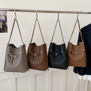 Detailansicht von vier Leder-Beuteltaschen in Braun, Schwarz und Kaffee für den Alltag
