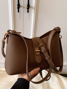 Sac hobo en cuir marron foncé à motif litchi avec fermoir rotatif en bronze et sangle