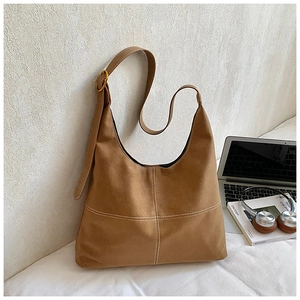 Bolso bandolera Hobo marrón con costuras blancas en contraste y hebilla dorada chic