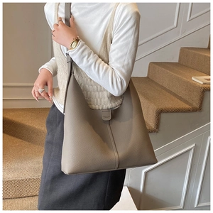 Minimalistische graue Tote-Bag aus genarbtem Leder als Schultertasche in moderner Umgebung