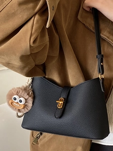 Sac à bandoulière chic en cuir noir avec accessoire de charme monstre en peluche doux
