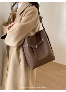 Lifestyle-Foto der dunkelbraunen Retro-Beuteltasche mit Schnalle und Lederstruktur
