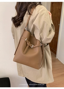 Detailansicht braune Leder-Beuteltasche mit Retro-Schnalle und verstellbarem Riemen