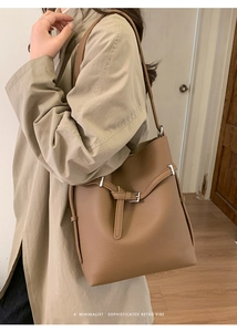 Detail der karamellfarbenen Eimer-Tasche aus genarbtem Leder mit silberner Schnalle