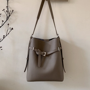 Detail einer dunkelbraunen Eimertasche aus Narbenleder mit silberner Metallschnalle