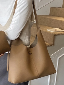 Minimalistische braune Tote Bag aus Lederimitat mit Kieselstruktur für Damen im Alltag