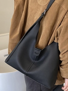 Minimalistische schwarze Leder-Tragetasche mit breitem Gurt und Logo-Schnallendetail