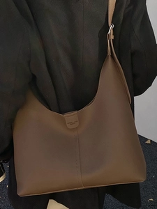 Minimalistische braune große Shopper-Tasche aus strukturiertem Leder von hinten