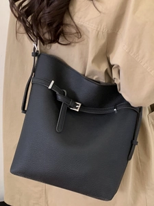 Modische schwarze Beuteltasche aus Leder mit silberner Schnalle für den Alltag