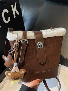 Borsa a Secchiello da Donna in Similpelle Scamosciata PU Con Bordo in Peluche Bianco Borsa a Tracolla Invernale Con Ciondolo