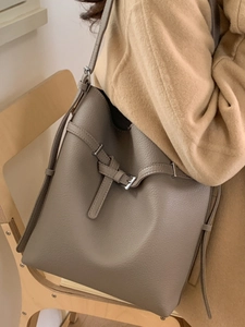 Schicker taupefarbener Bucket Bag aus Leder mit Schnallenriemen für den täglichen Pendelverkehr