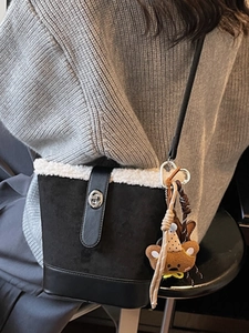 Borsa a secchiello nera invernale con bordo in peluche e ciondolo a forma di orso